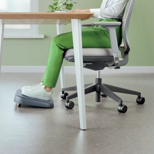 Leitz Ergo reposapiés ajustable de escritorio en gris oscuro